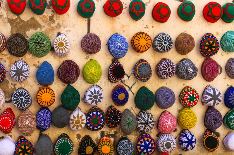 tagiya-des-chapeaux-marocains-sont-vendus-dans-les-rues-de-la-medina-antique-au-maroc
