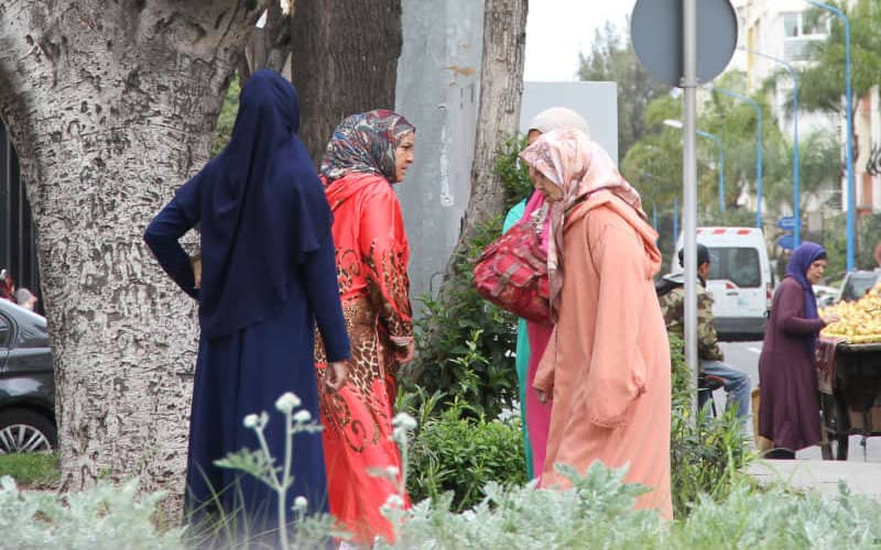 abaya marocaine femme tenue traditionnelle rue