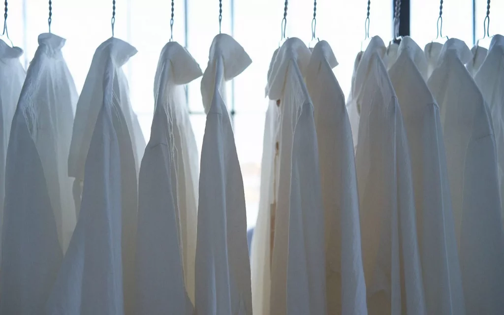 10 techniques pour enlever les taches jaunes de vos vêtements blancs